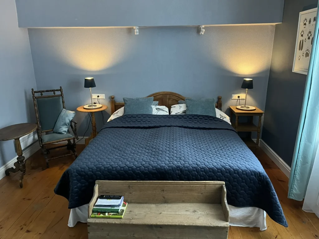 B&B-kamer met blauwe wanden