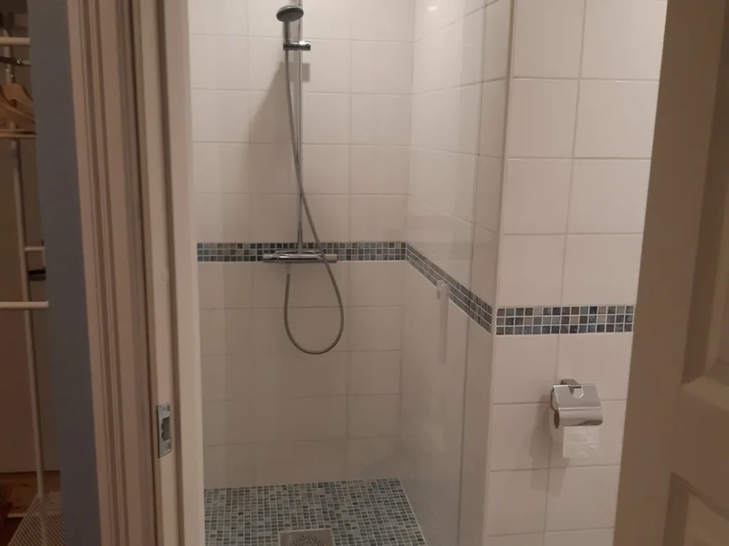 Inloopdouche in de badkamer van de B&B-kamer