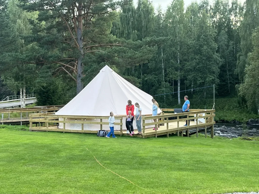 Familie bij de glampingtent