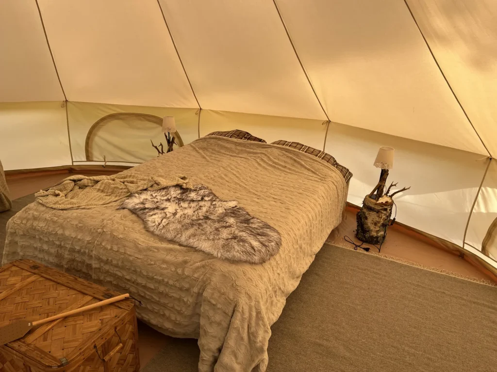 Bed in de glampingtent