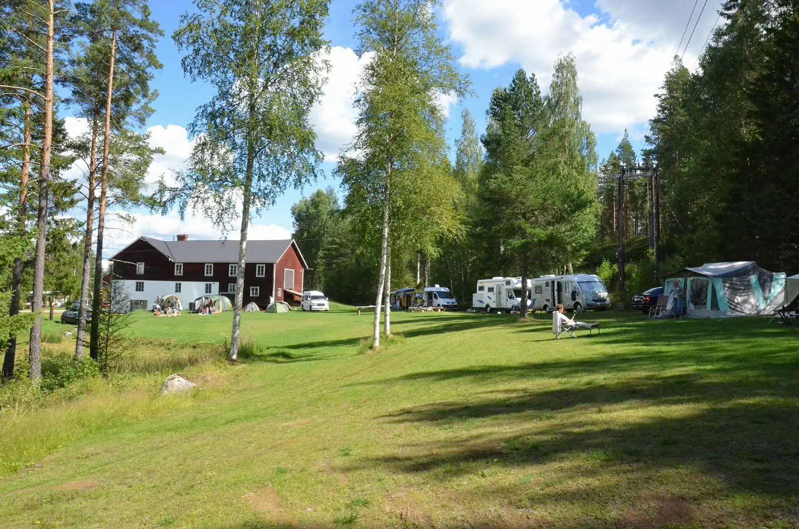 Het kampeerveld met rood houten huis