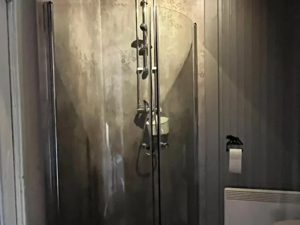 Badkamer met douche in Lodge Moose