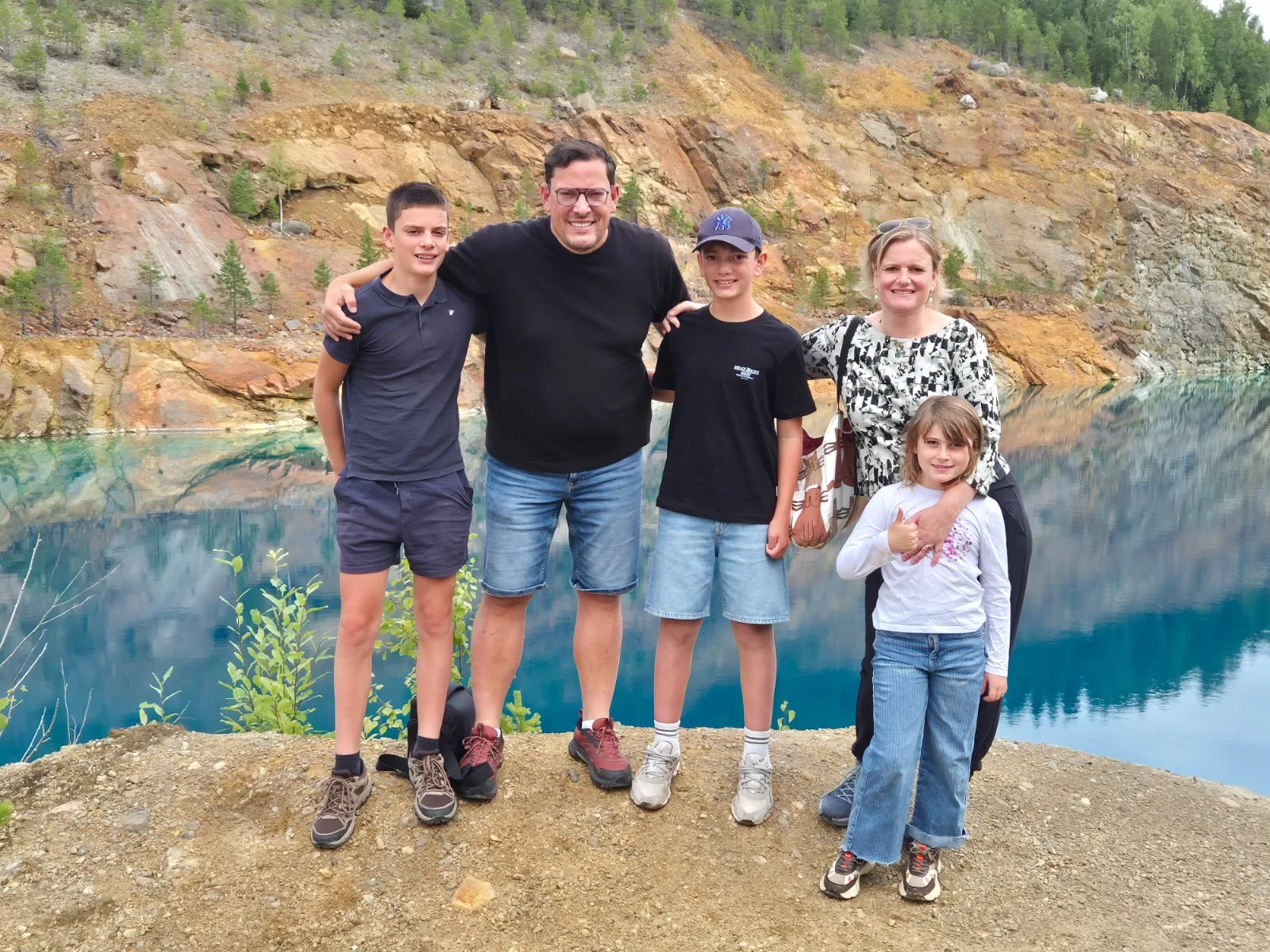 Familiefoto bij een helderblauw meer