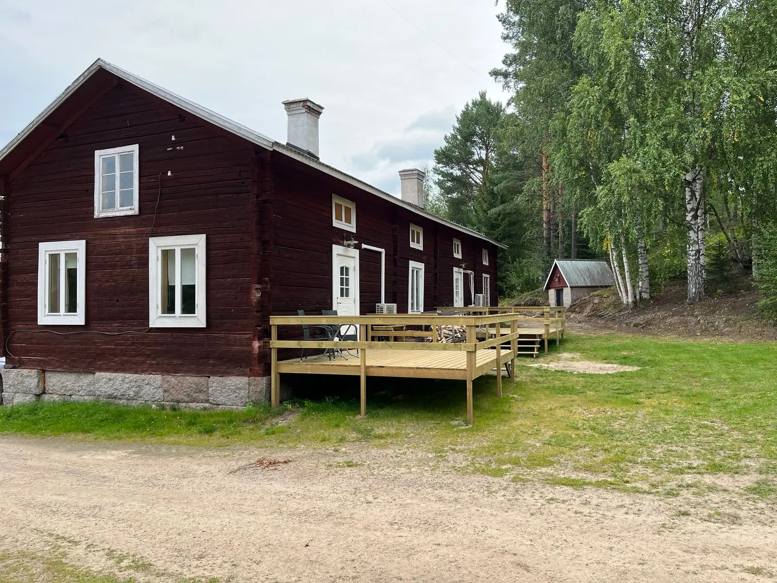 Rood houten huis met terras