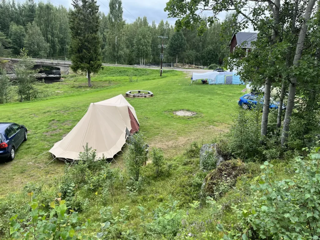 Tent op het veld bij de brug