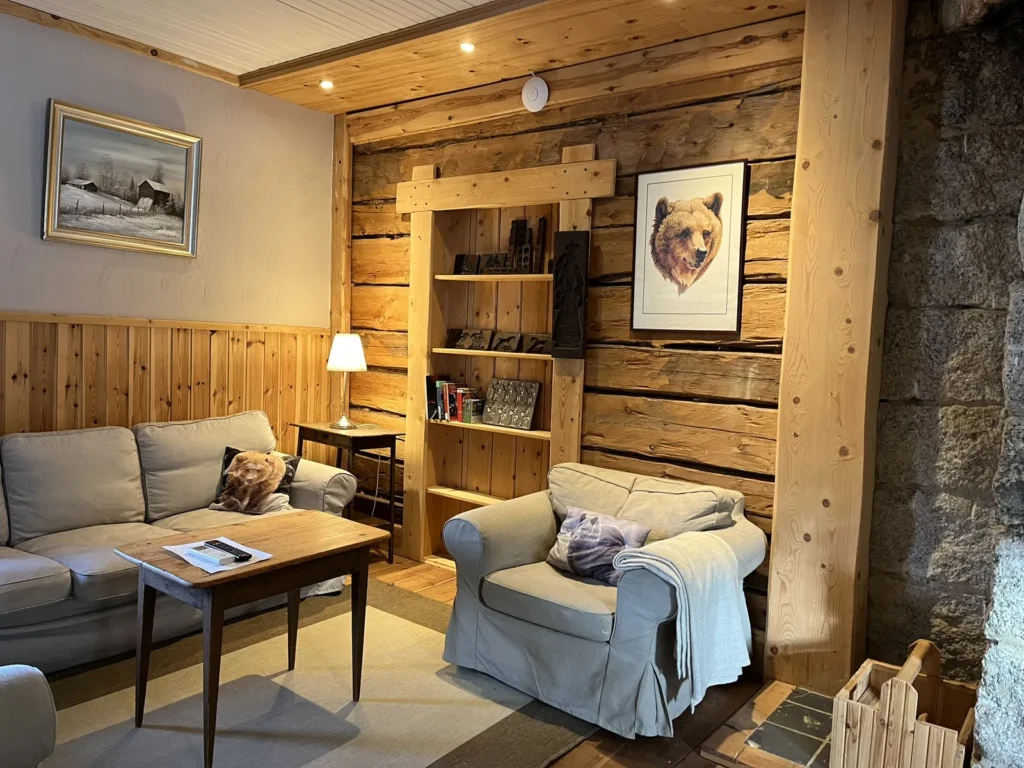 Zithoek met houten wand